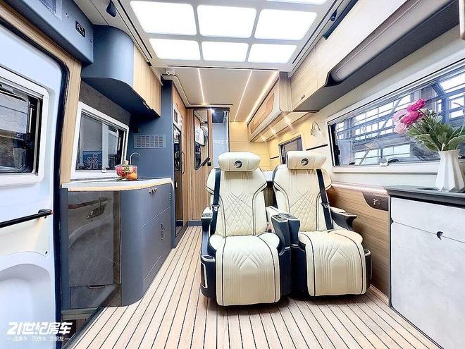 这款飞翔T8铁C房车如何做到“配置拉满”？pg电子模拟器福特23T动力+无接缝车身！(图10)