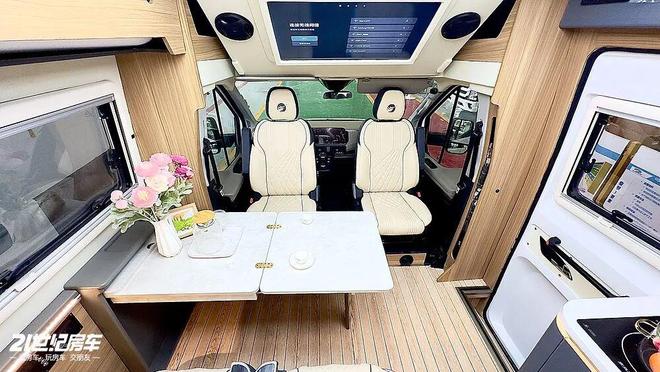 这款飞翔T8铁C房车如何做到“配置拉满”？pg电子模拟器福特23T动力+无接缝车身！(图9)