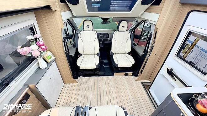 这款飞翔T8铁C房车如何做到“配置拉满”？pg电子模拟器福特23T动力+无接缝车身！(图5)