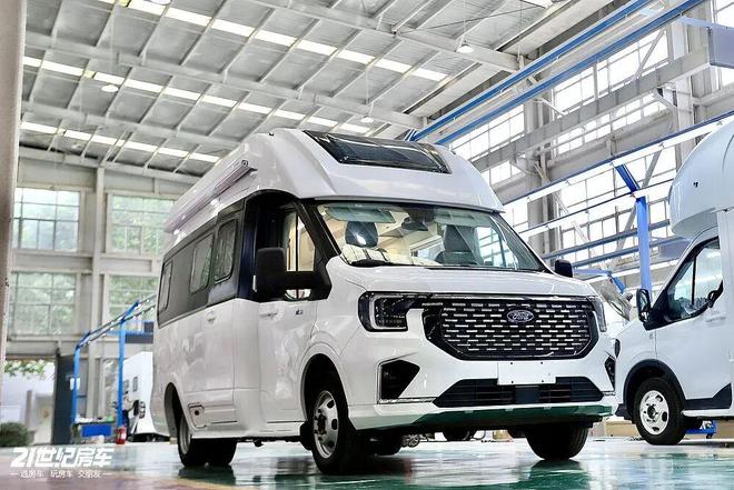 这款飞翔T8铁C房车如何做到“配置拉满”？pg电子模拟器福特23T动力+无接缝车身！(图4)