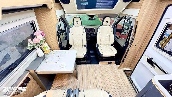 这款飞翔T8铁C房车如何做到“配置拉满”？pg电子模拟器福特23T动力+无接缝车身！(图2)