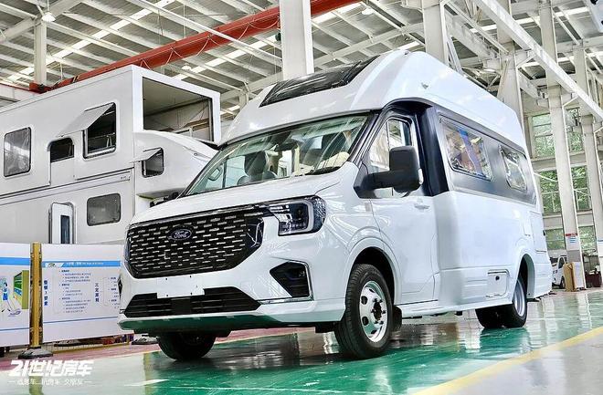 这款飞翔T8铁C房车如何做到“配置拉满”？pg电子模拟器福特23T动力+无接缝车身！(图1)