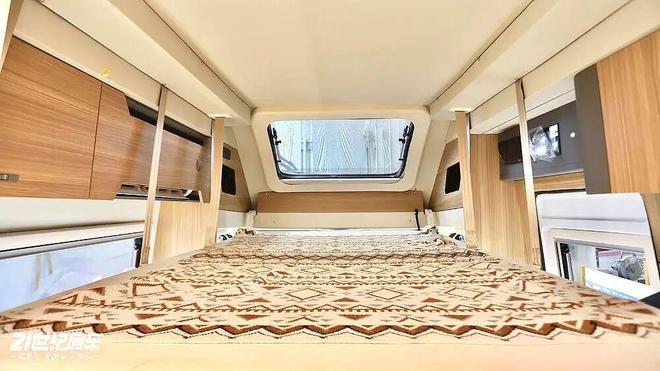 这款飞翔T8铁C房车如何做到“配置拉满”？pg电子模拟器福特23T动力+无接缝车身！(图11)