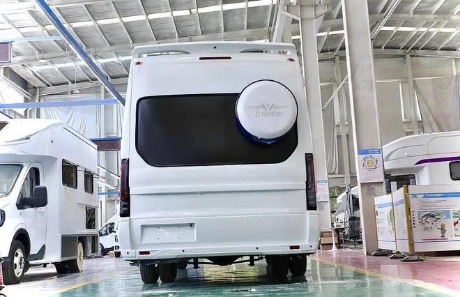 这款飞翔T8铁C房车如何做到“配置拉满”？pg电子模拟器福特23T动力+无接缝车身！(图13)